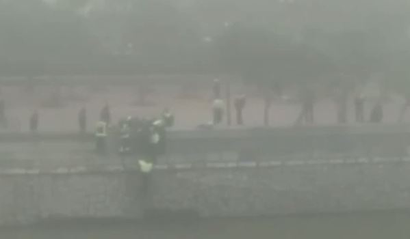 ΒΙΝΤΕΟ-Πυροσβέστες βγάζουν το θύμα των χούλιγκαν από τον ποταμό Μανθανάρες