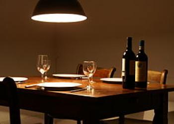 Κάλεσε τον βιαστή της κόρης του και του έκαψε τα γεννητικά όργανα