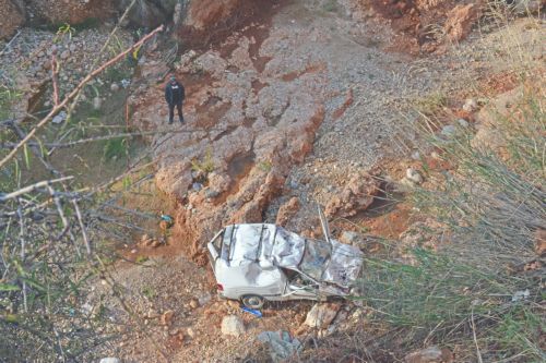 ΦΩΤΟ-Βουτιά θανάτου για 49χρονο οδηγό