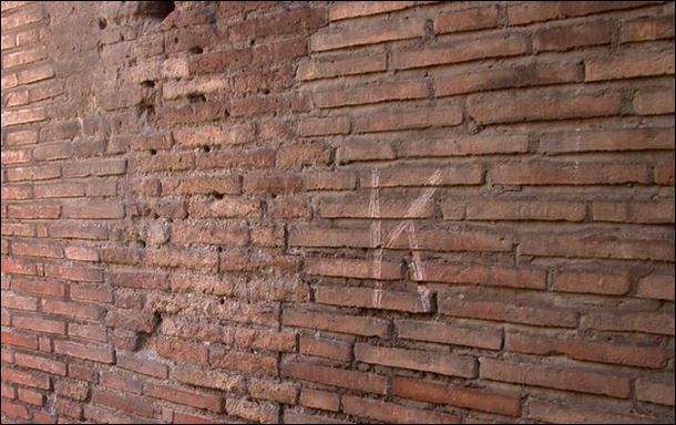 Έφαγε πρόστιμο επειδή χάραξε το όνομά του στο Κολοσσαίο