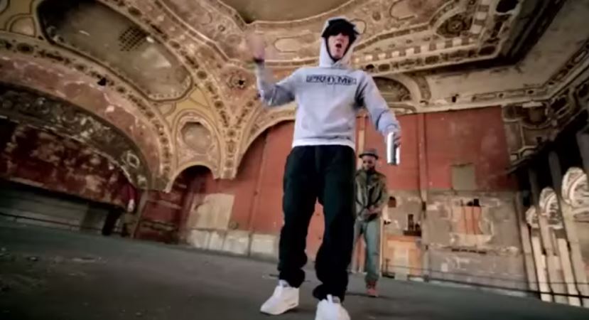 BINTEO-Ο Έμινεμ απειλεί με μπουνιές την Λάνα Ντελ Ρέι