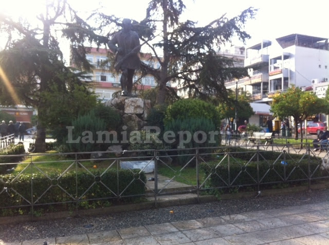 Λαμία-Kατέβασαν το πανό εκδήλωσης για το Πολυτεχνείο