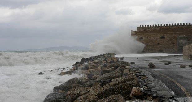 Κρήτη-Βούτηξε στη θάλασσα για να σώσει τον πατέρα του