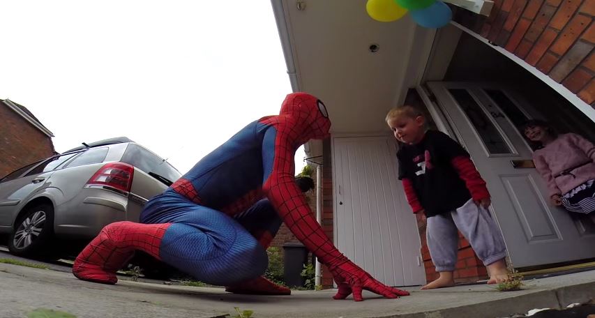 ΒΙΝΤΕΟ-Έκανε τον Spiderman για τον ετοιμοθάνατο γιο του
