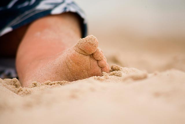 Παιδιά βρήκαν στην άμμο πτώμα βρέφους