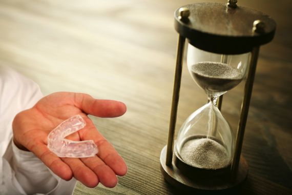 Δύο χρόνια στην αναμονή για μία… μασέλα