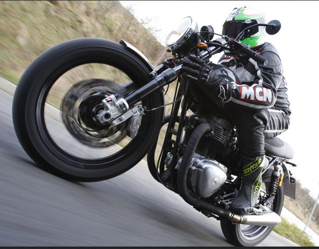 Οδηγώντας μοτοσικλέτα με δυνατό άνεμο