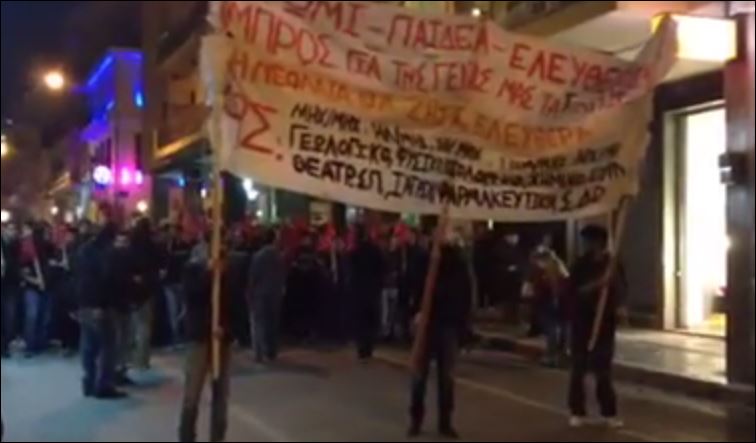 ΒΙΝΤΕΟ-Πάτρα-Σωματικοί έλεγχοι στην πορεία για το Πολυτεχνείο