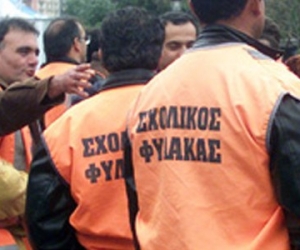 Διαμαρτυρία σχολικών φυλάκων στην πλατεία Κλαυθμώνος