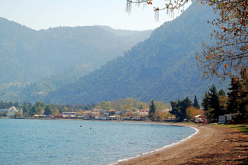 ΦΩΤΟ-Βούτηξε με το αυτοκίνητο στη θάλασσα