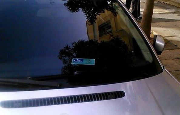 ΦΩΤΟ-Αστυνομικοί στάθμευσαν σε θέση αναπήρου και…