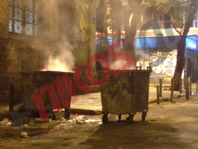 ΦΩΤΟ-Φωτιά σε κάδους έξω από το Πολυτεχνείο