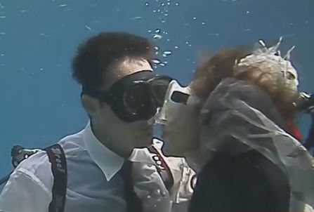 ΒΙΝΤΕΟ-Κρητικός γάμος στο βυθό