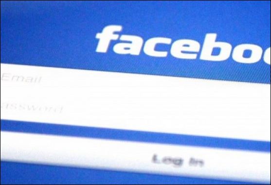 Το Facebook «μπλοκάρει» χρήστες και απαιτεί αντίγραφο ταυτότητας