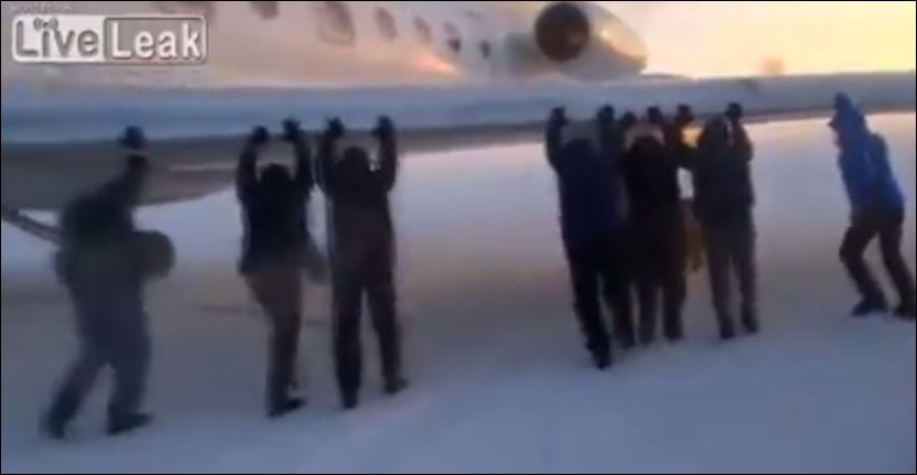 ΒΙΝΤΕΟ-Οι επιβάτες ξεκόλλησαν το αεροπλάνο από τον πάγο