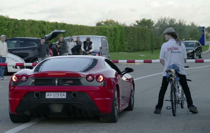 ΒΙΝΤΕΟ-Ποδήλατο “πύραυλος” πέρασε Ferrari