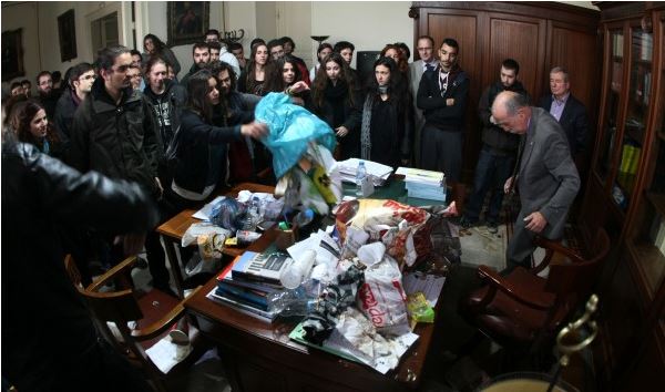 ΒΙΝΤΕΟ-Άδειασαν σακούλες με σκουπίδια στην Πρυτανεία