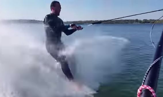 ΒΙΝΤΕΟ-Θαλάσσιο σκι χωρίς… πέδιλα