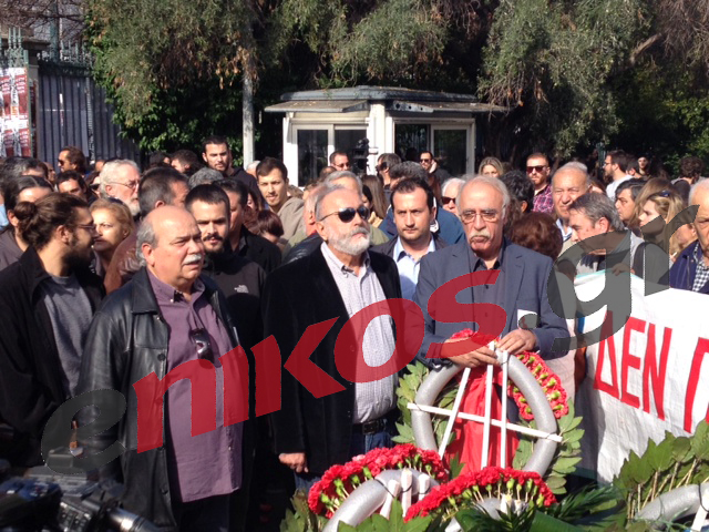 ΦΩΤΟ-Αντιπροσωπεία του ΣΥΡΙΖΑ κατέθεσε στεφάνι