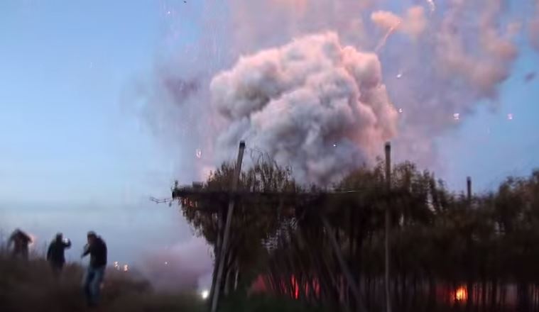 ΒΙΝΤΕΟ-Όταν ένα ολόκληρο απόθεμα πυροτεχνημάτων εκρήγνυται