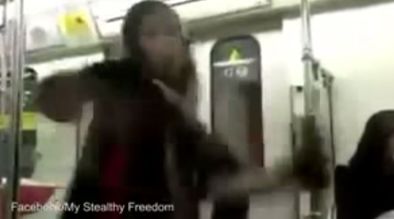 ΒΙΝΤΕΟ-Γυναίκα χορεύει στο Μετρό της Τεχεράνης αψηφώντας τις απαγορεύσεις