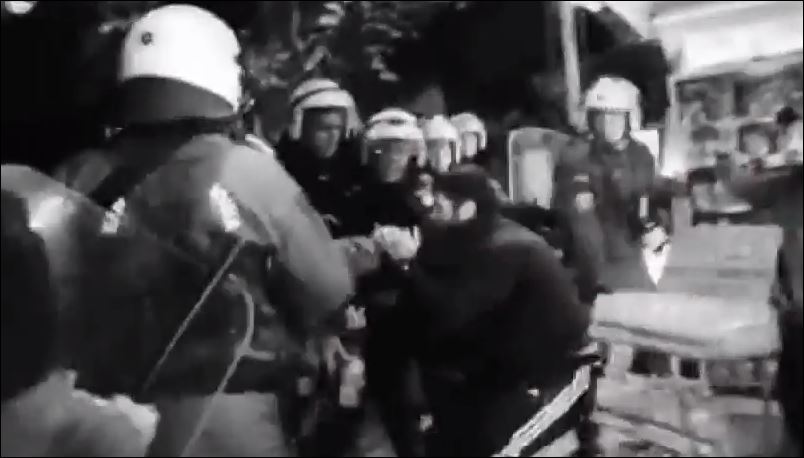 ΒΙΝΤΕΟ-Άνδρες των ΜΑΤ έκλεψαν νερά από το περίπτερο;