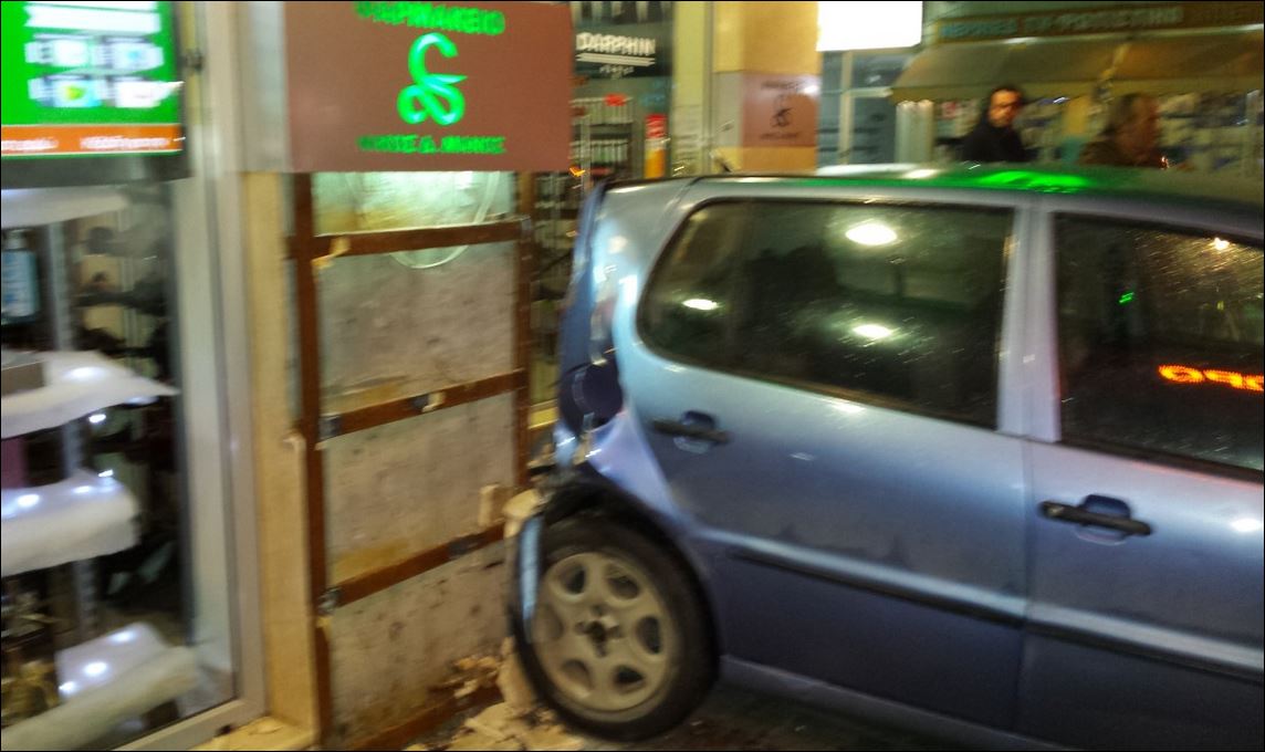 ΦΩΤΟ-Οδηγός μπήκε με το αυτοκίνητο σε φαρμακείο