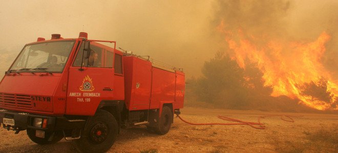 Σε ύφεση η φωτιά στον Κουτσουρά