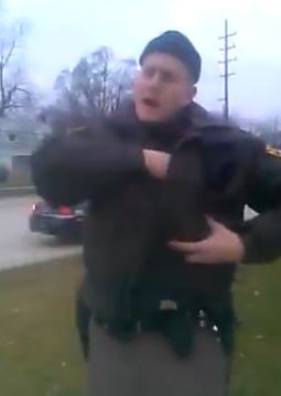 ΒΙΝΤΕΟ-Τον απείλησε με σύλληψη επειδή είχε τα χέρια στις τσέπες!