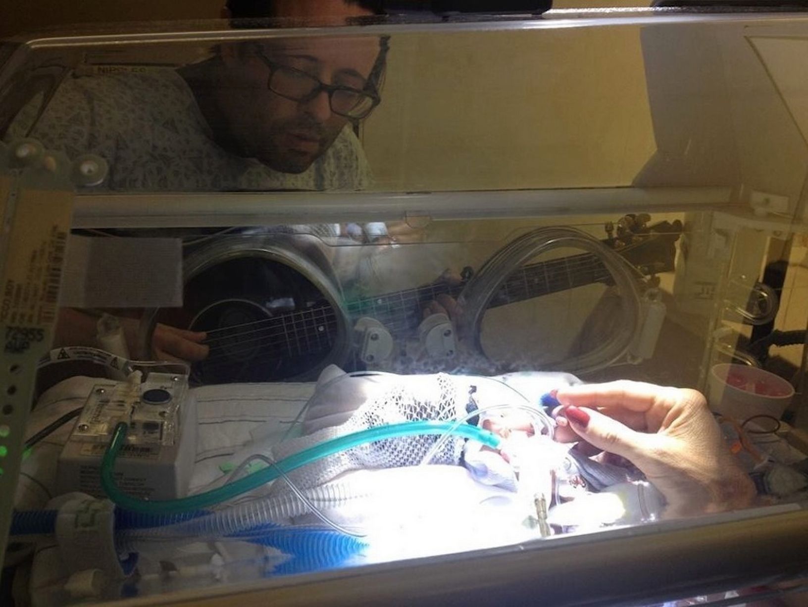 ΒΙΝΤΕΟ-Μπαμπάς παίζει μουσική δίπλα στη θερμοκοιτίδα του γιου του