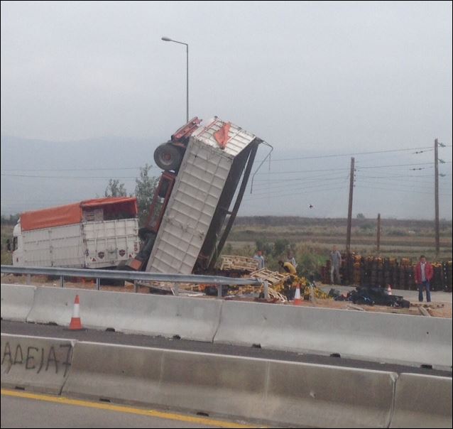 Νταλίκα βγήκε εκτός δρόμου στην εθνική