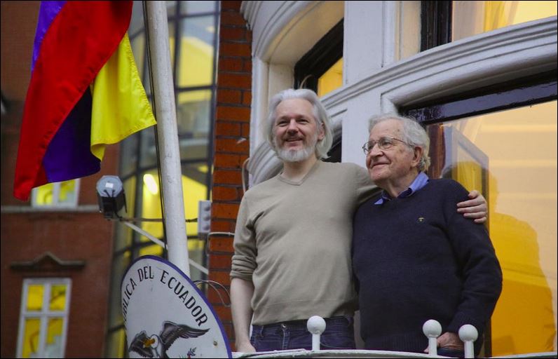 ΦΩΤΟ-Ο Ασάνζ με τον Τσόμσκι στην πρεσβεία του Εκουαδόρ