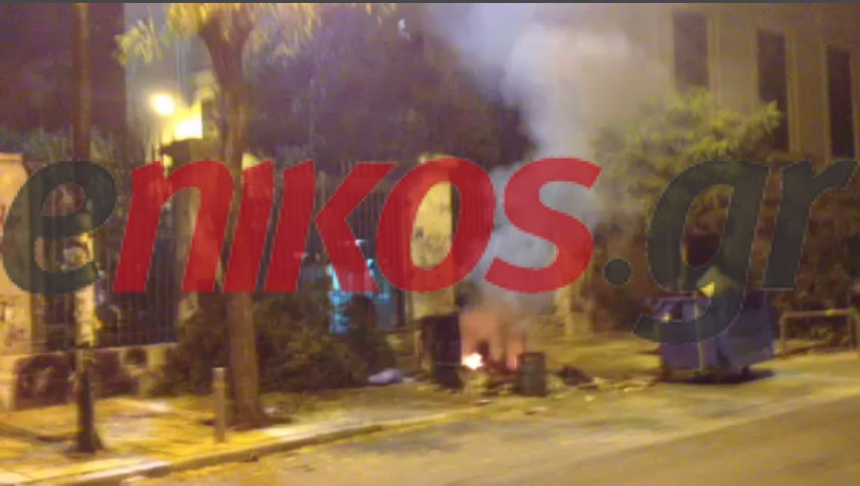 BINTEO-Κλειστή η πύλη του Πολυτεχνείου-Φωτιά σε κάδους απορριμμάτων