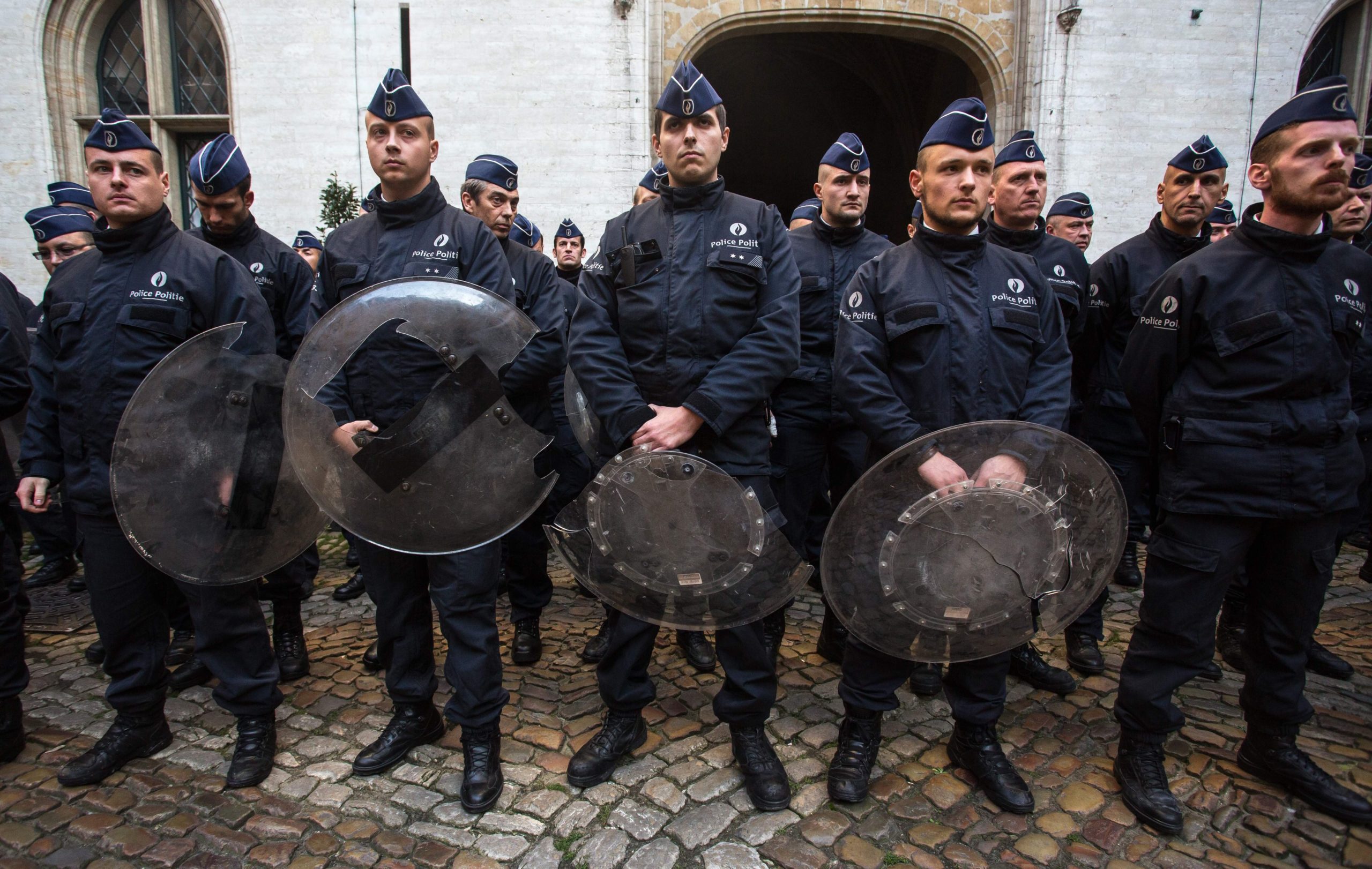 ΦΩΤΟ-Στο δημαρχείο οι σπασμένες ασπίδες των βελγικών ΜΑΤ