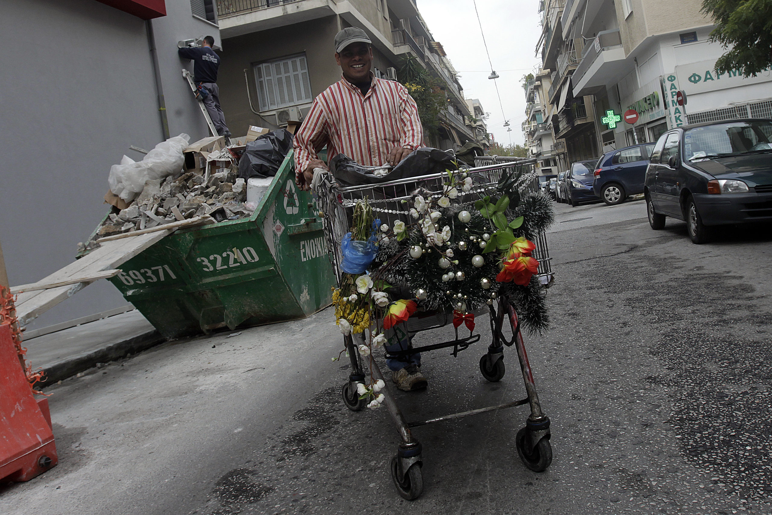 ΦΩΤΟ-Το χριστουγεννιάτικο καρότσι του… ρακοσυλλέκτη