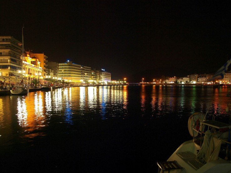 ΦΩΤΟ-Στο δρόμο οι κάτοικοι της Χαλκίδας λόγω του σεισμού