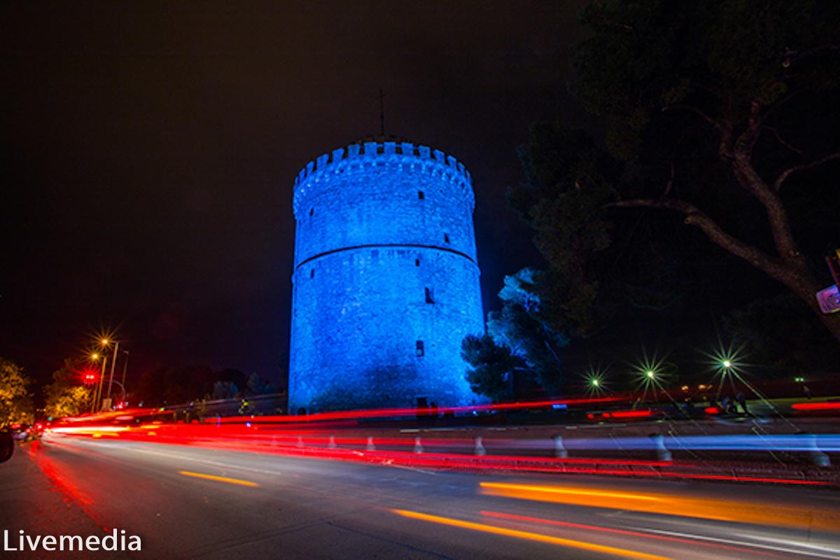 ΦΩΤΟ-Στα μπλε ο Λευκός Πύργος