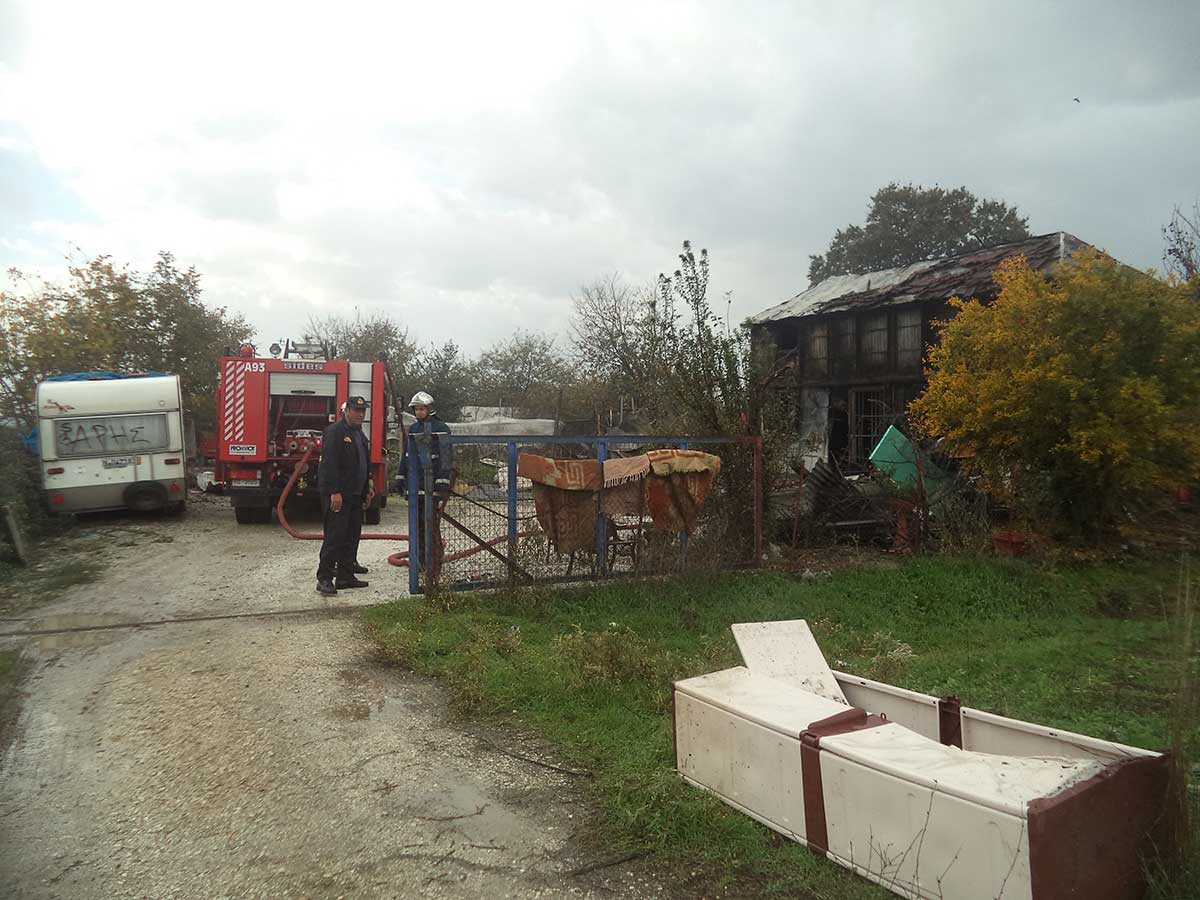 ΦΩΤΟ-Στις φλόγες διώροφη κατοικία