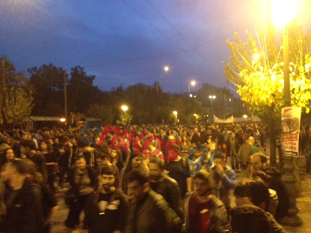 ΤΩΡΑ-ΦΩΤΟ-Στο ύψος του Πολεμικού Μουσείου η πορεία για το Πολυτεχνείο