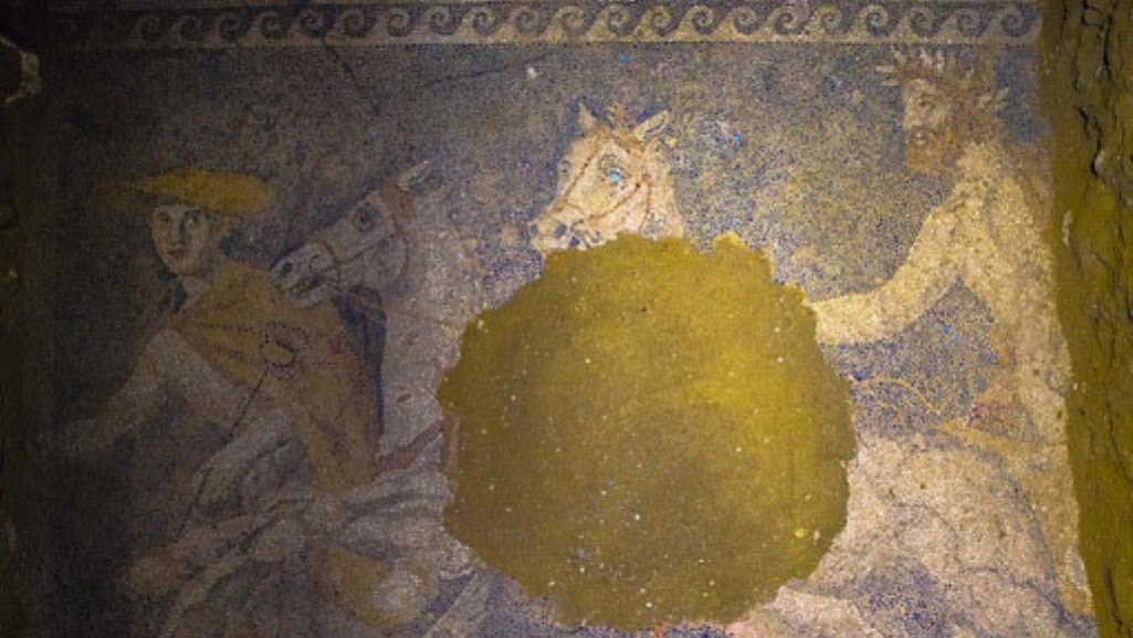 Reuters: Η Αμφίπολη “φώτισε” τις γκρίζες μέρες των Ελλήνων