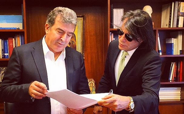 ΦΩΤΟ-Το “ευχαριστώ” του Ψινάκη στον Χρυσοχοΐδη