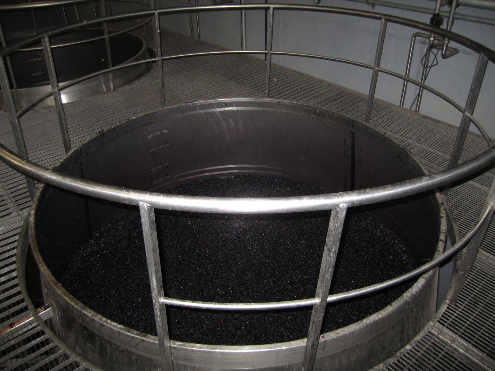 Έπεσαν σε δεξαμενή μούστου και τραυματίστηκαν