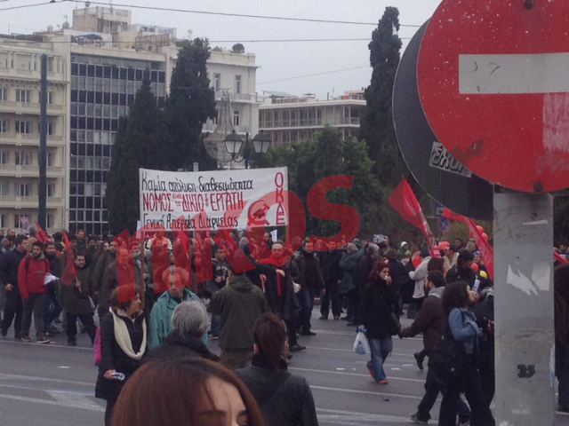ΤΩΡΑ-ΦΩΤΟ-Σε εξέλιξη η πορεία στο Σύνταγμα