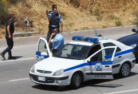 Επιτέθηκαν με τσεκούρια σε αστυνομικούς