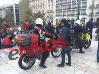 ΦΩΤΟ-Λιποθύμησε γυναίκα πρόσφυγας στο Σύνταγμα