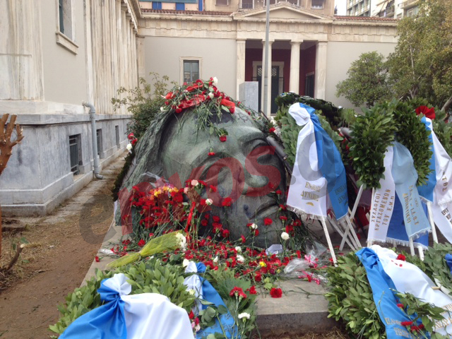 ΦΩΤΟ-«Πλημμύρισε» λουλούδια το Πολυτεχνείο