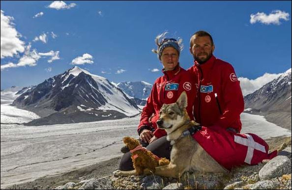 ΦΩΤΟ-Ταξίδεψαν στην Μογγολία με ποδήλατα και το σκυλί τους