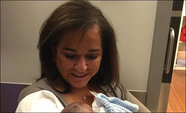 ΦΩΤΟ-Η Μπακογιάννη με τον νεογέννητο εγγονό της