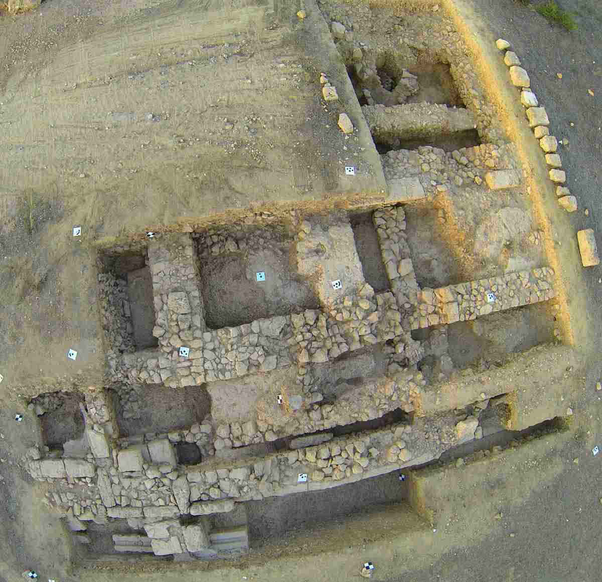 ΦΩΤΟ-Στο φως αρχαίος ναός και κτίριο