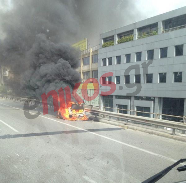 ΤΩΡΑ-ΦΩΤΟ: Αυτοκίνητο στις φλόγες στην Εθνική Οδό